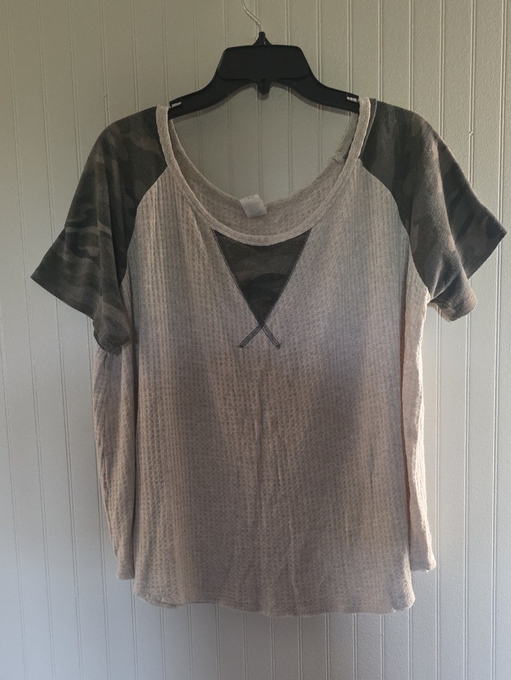 7th Ray Beige Waffle Tee with Olive Camo Raglan Sleeves and V-Insert
